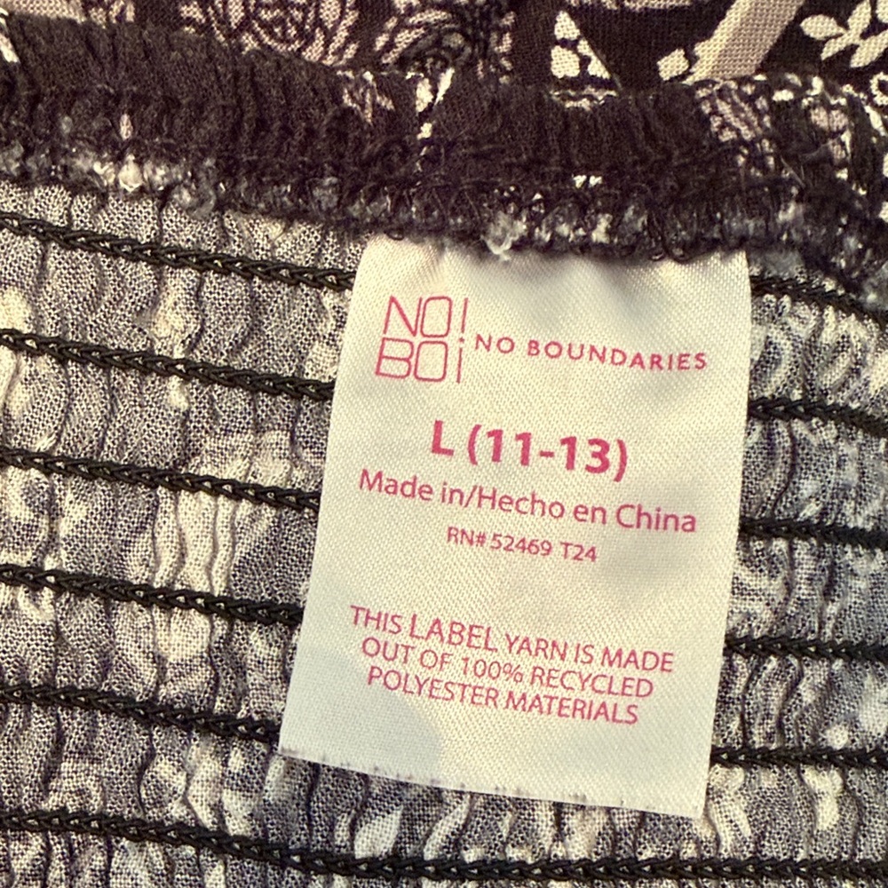 No Boundaries Black and White Paisley Camisole - Picture 4 of 4